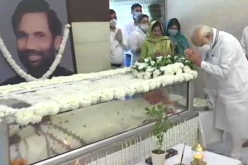 Prime Minister Narendra Modi paying respects to the departed leader.