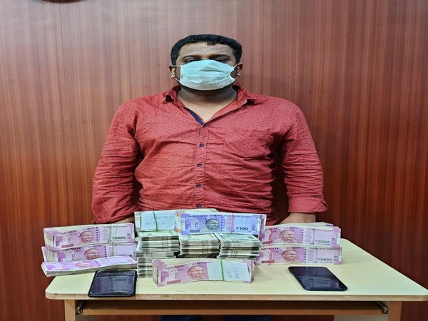 Accused with seized money