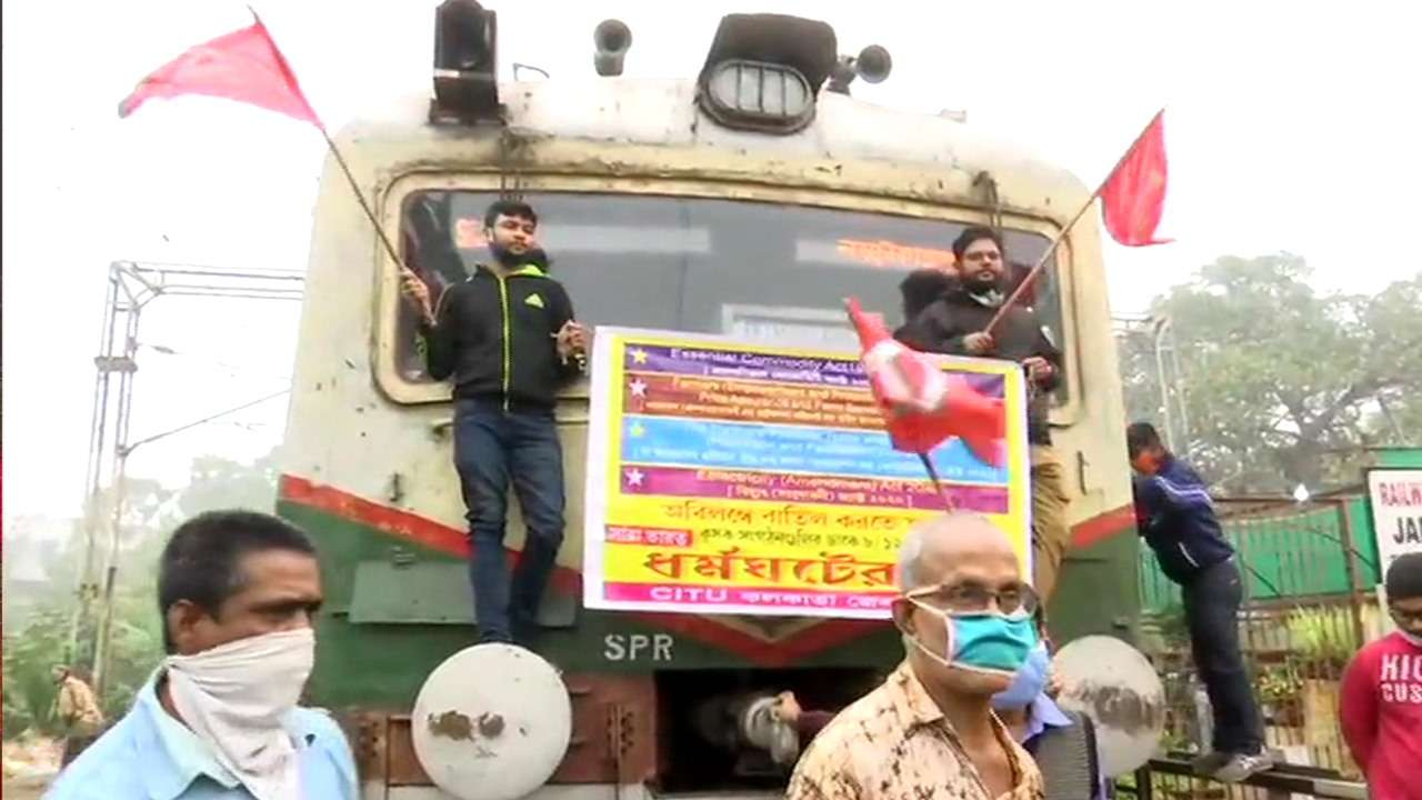 Farmers stop train in Maharashtra