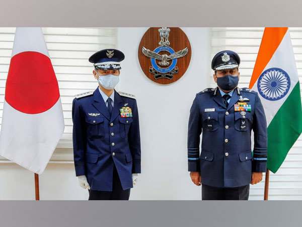 CoS-JASDF General Izutsu Shunji (left) and IAF Air Chief Marshal RKS Bhadauria (right)