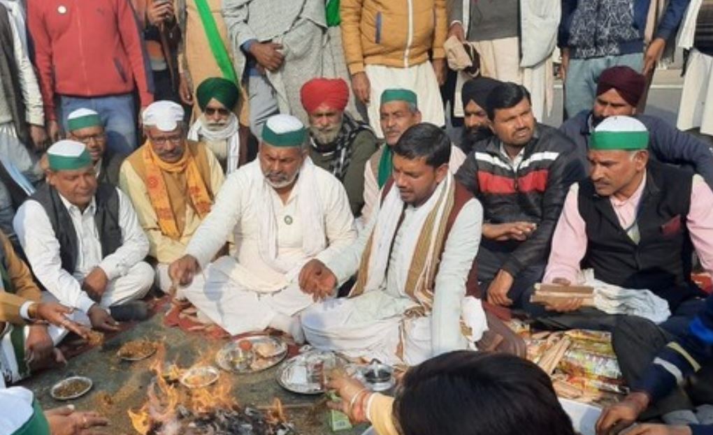 Farmers performed 'havan' at Delhi-Uttar Pradesh border in Gazipur