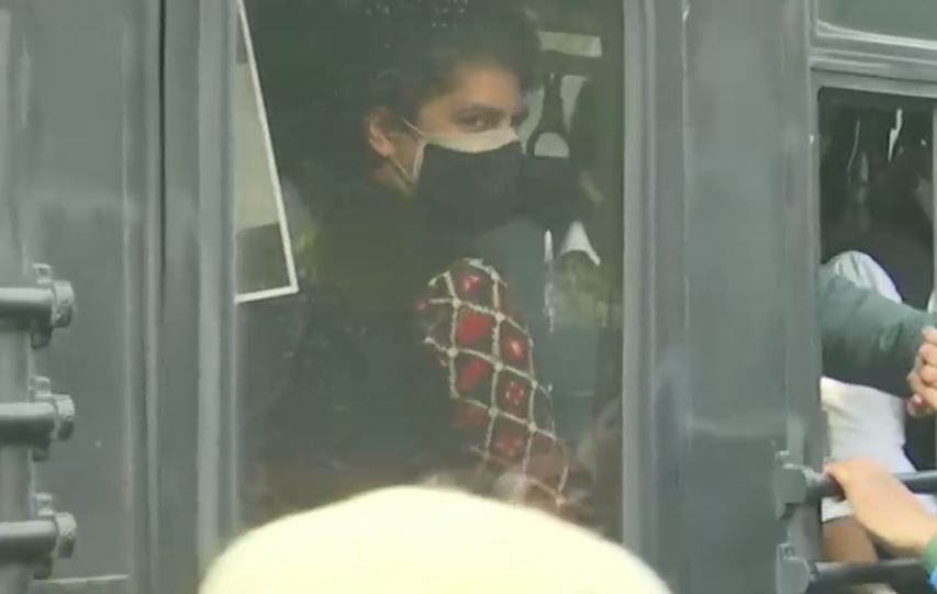 Delhi Police takes Priyanka Gandhi into custody