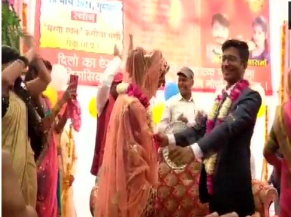 A couple tied the knot at an agitation site