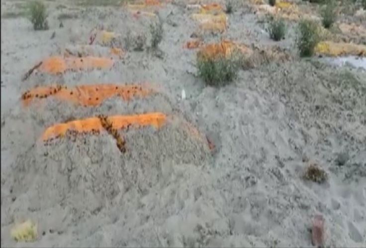 Bodies buried in the sand in Unnao.
