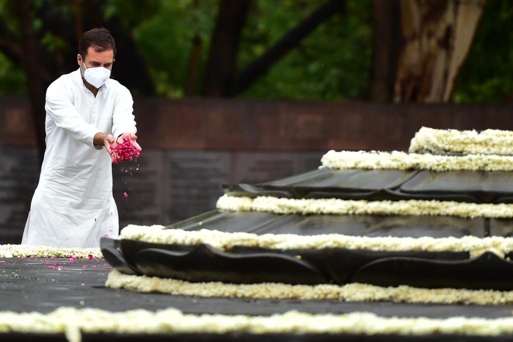 Rahul Gandhi pays floral tribute to Rajiv Gandhi on his death anniversary at Vir Bhumi