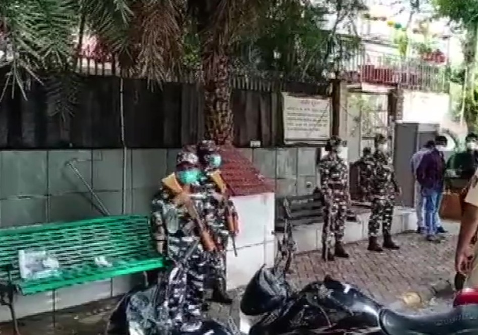 Visuals from outside Anil Deshmukh's residence
