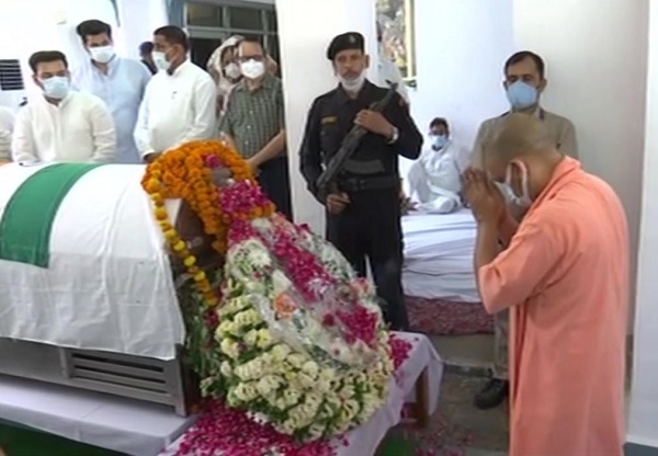 UP CM pays last respects to Kalyan Singh