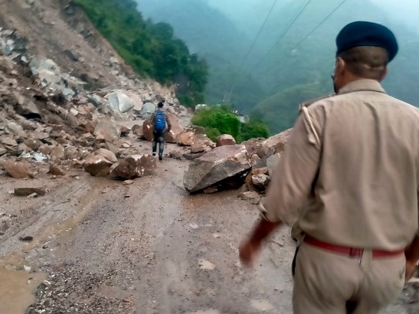 Landslide blocks NH-3 in HP's Mandi district