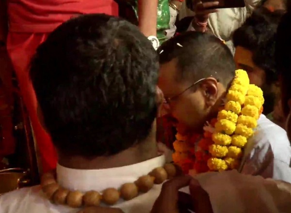 Delhi Chief Minister Arvind Kejriwal offers prayers at Ram Janmabhoomi