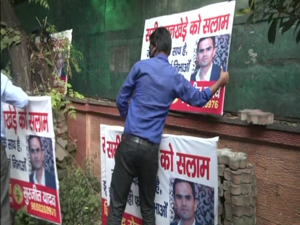 NCB officials remove poster put in support of Sameer Wankhede