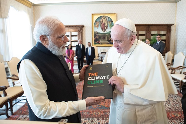 PM Modi gifted Pope Francis a book (Pic Source: MEAIndia Twitter)