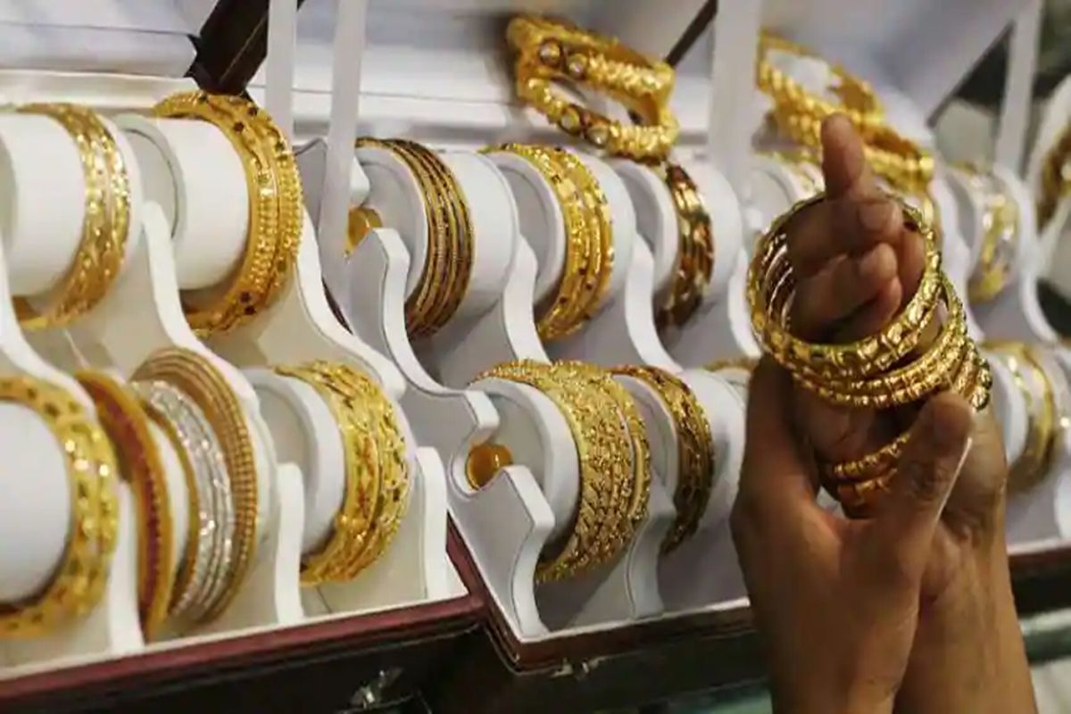 People buying gold (File Photo)