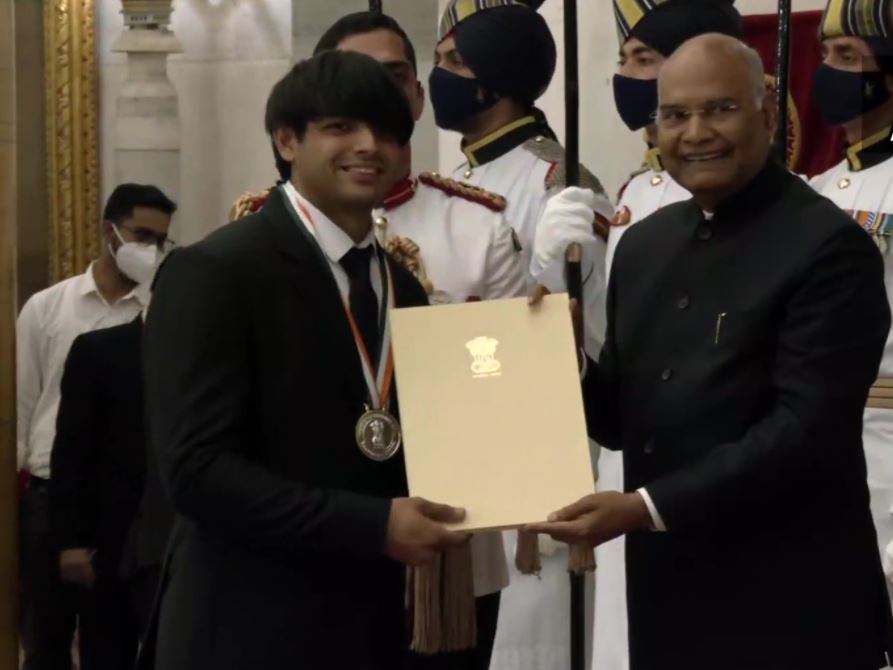 Olympian Neeraj Chopra receives Major Dhyan Chand Khel Ratna Award from President Ram Nath Kovind