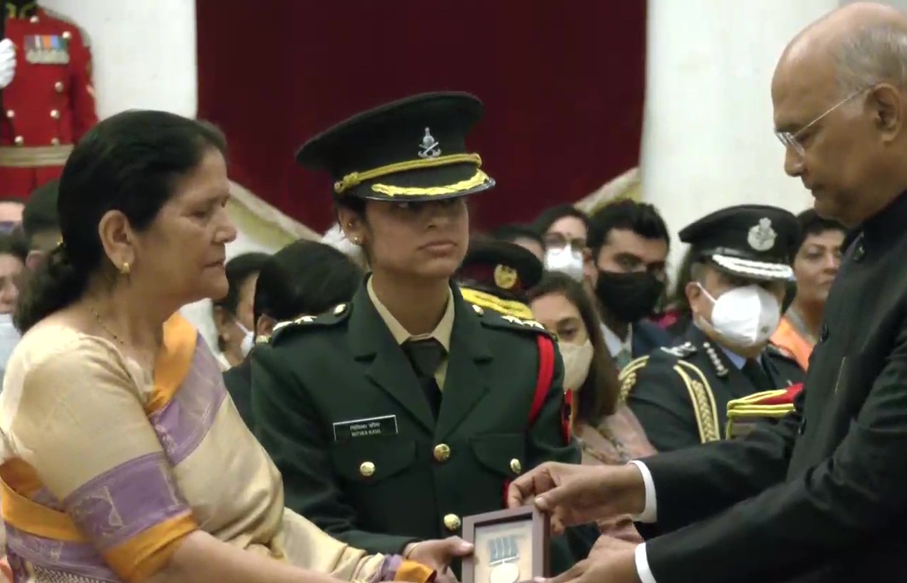 Wife and mother of Major Vibhuti Shankar Dhoundiyal receive his Shaurya Chakra