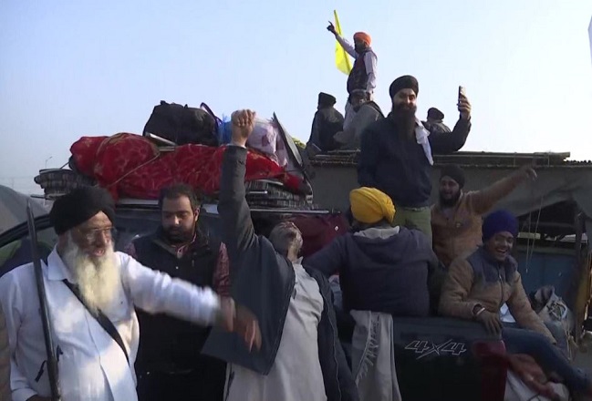 Farmers take down their tents at Ghazipur border