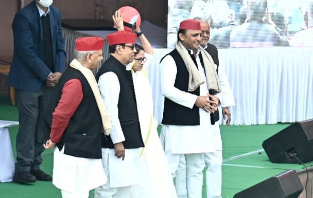 Samajwadi Party chief Akhilesh Yadav and Trinamool Congress chief Mamata Banerjee