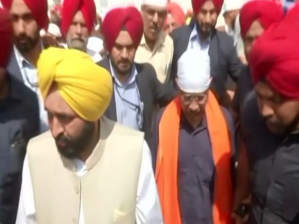 Bhagwant Mann and Arvind Kejriwal at Golden Temple in Amritsar