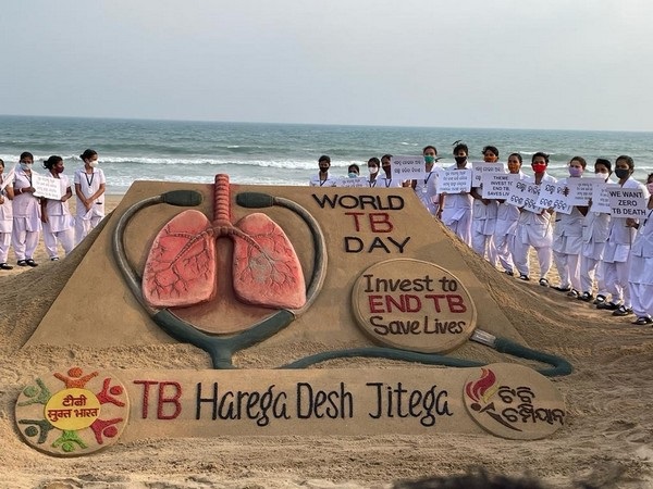 People spreading awareness on Tuberculosis through sand art