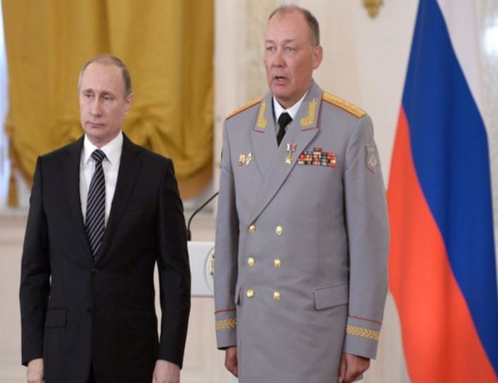 Vladimir Putin with Army General Alexander Dvornikov (Photo: Twitter/The Kyiv Independent)