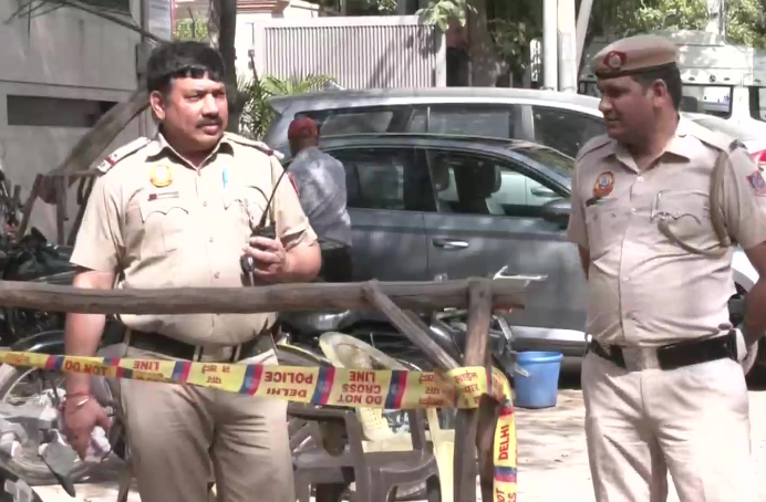 Encounter broke out between police and some miscreants at Chittranjan Park, Delhi