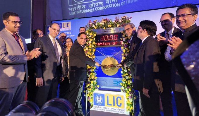 LIC lists at 8.11 per cent discount at Rs 872 per share on NSE