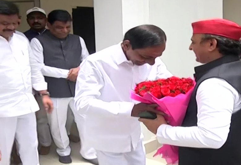 SP Chief Akhilesh Yadav meets Telangana CM K Chandrashekhar Rao