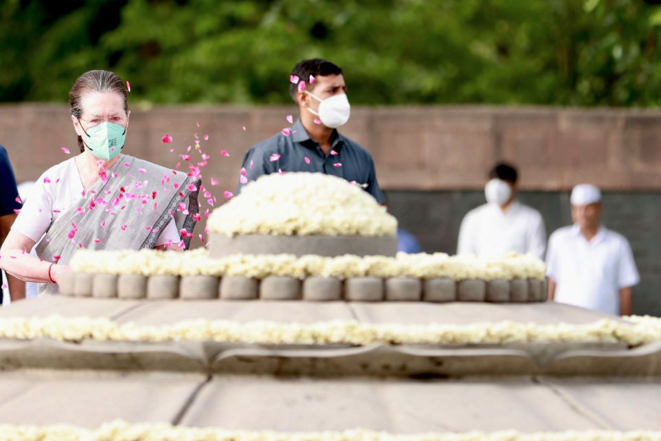 Congress chief Sonia Gandhi paid homage to former Prime Minister Rajiv Gandhi on his 31st death anniversary at Vir Bhumi