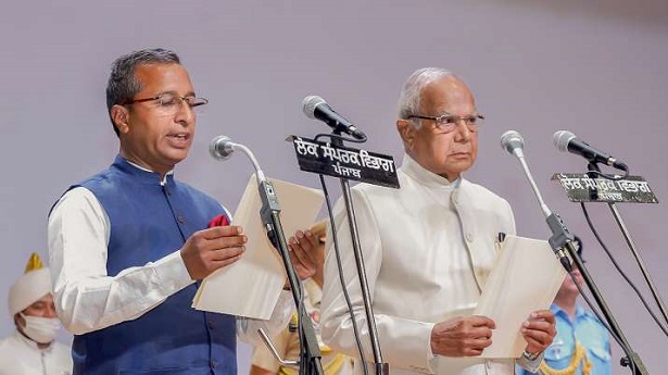 Vijay Singla (left ) taking oath as state minister (File Photo)