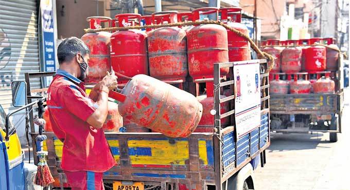 Commercial cooking gas cylinder price cut by Rs 135 (File Photo)