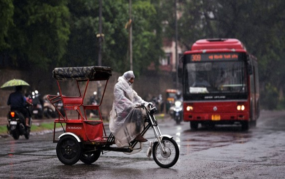 Rain lashes parts of Delhi
