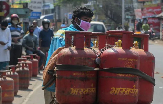 Commercial 19 kg LPG cylinder reduce by Rs 198 (File Photo)