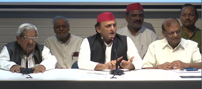 Akhilesh Yadav addressing the media persons