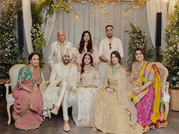 Alia Bhatt family with The Kapoors. (file Photo)