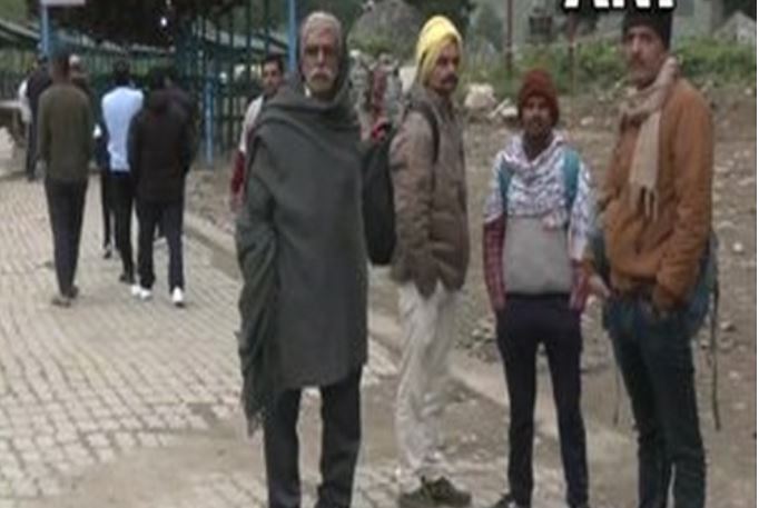 Pilgrims wait for it to recommence Amarnath yatra