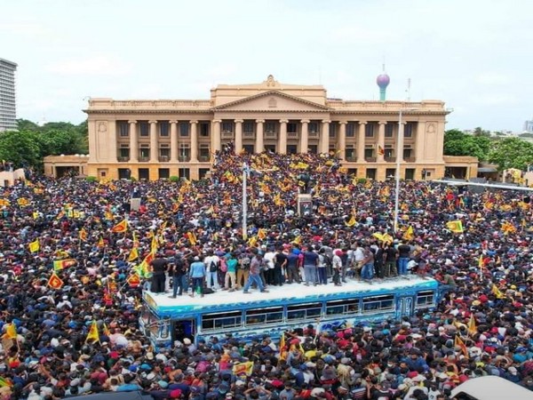 Sri Lankan protestors storming inside President Rajapaksa's house