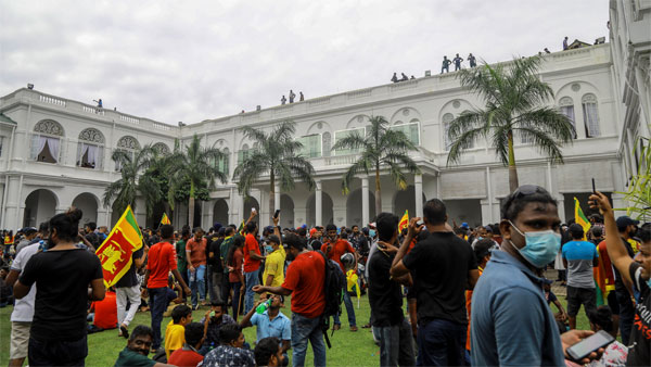 Protesters hand back iconic Govt buildings to authorities