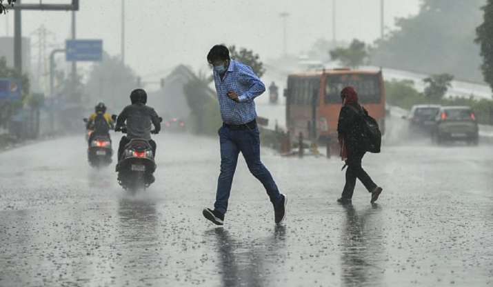 Rain lashes parts of Delhi