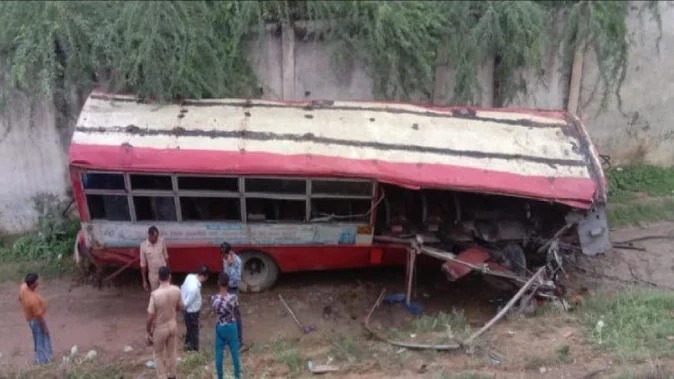 1 killed, several others injured after bus falls off flyover in Aligarh