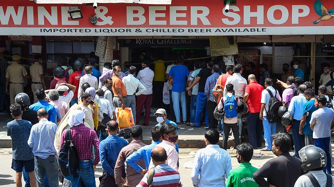 Delhi govt to revert to old liquor policy (File Photo)