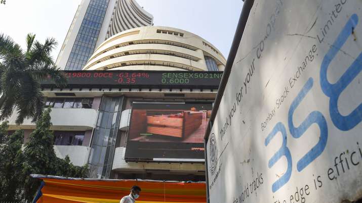 Markets halt four-day rally amid weak global trends (File Photo)