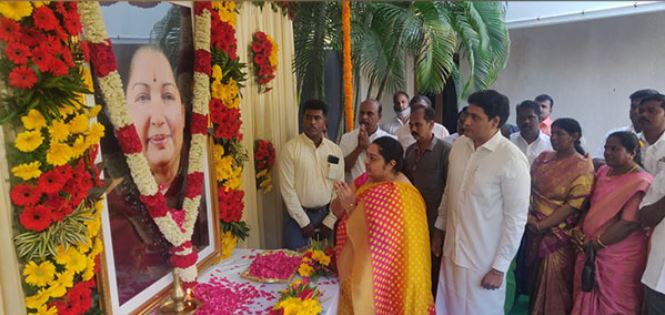 J Deepa, niece of late Tamil Nadu CM Jayalalithaa payinf floral tributes to the former CM