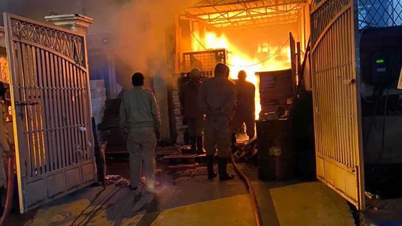 Massive fire breaks out in mobile godown in Patparganj industrial area
