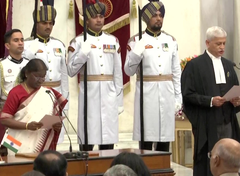 Justice Uday Umesh Lalit takes oath as 49th Chief Justice of India