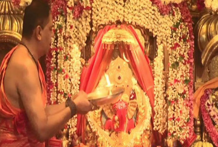 Aarti' performed at Mumbai's Siddhivinayak Temple