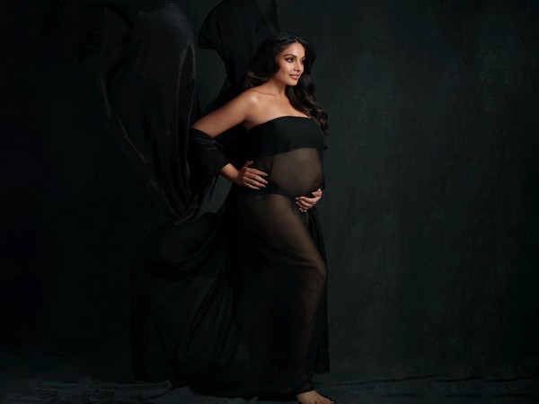 Bipasha Basu maternity shoot pic