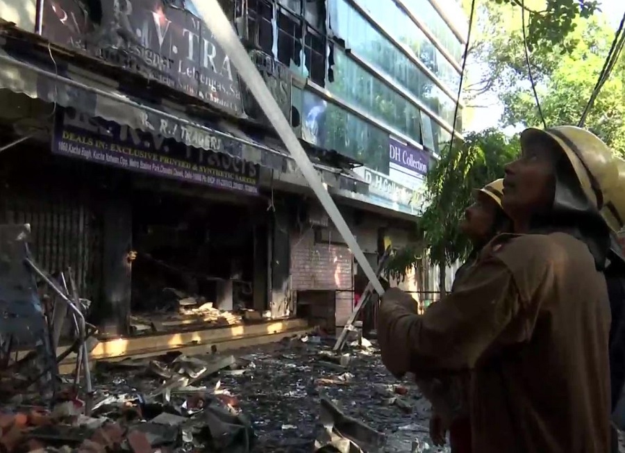 Fire broke out in a building near Chandni Chowk metro station