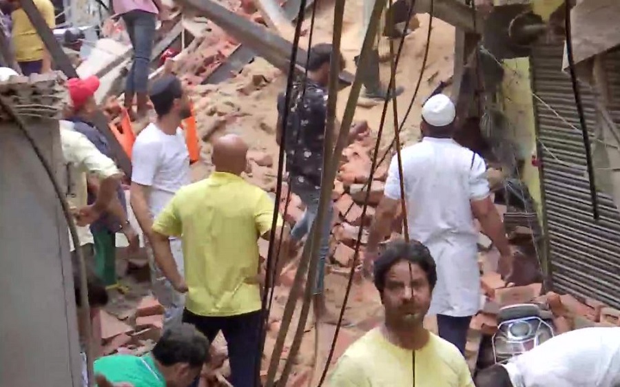 Building collapse in Azad market area