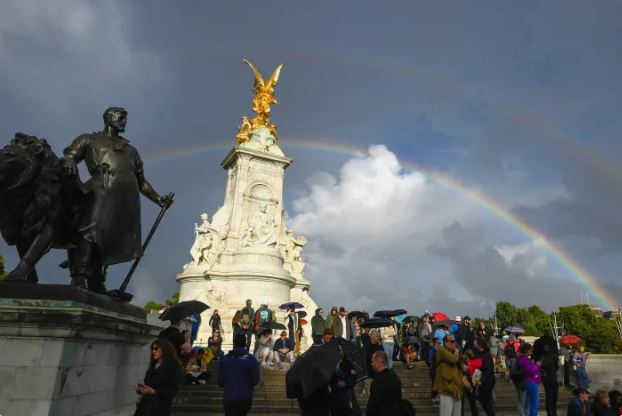 Double rainbow appeared over the Buckingham Palace