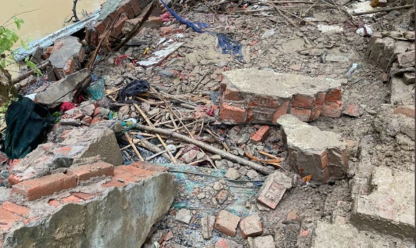9 killed when the wall collapsed on makeshift shanties