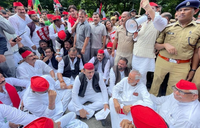 Samajwadi Party takes out march against UP govt